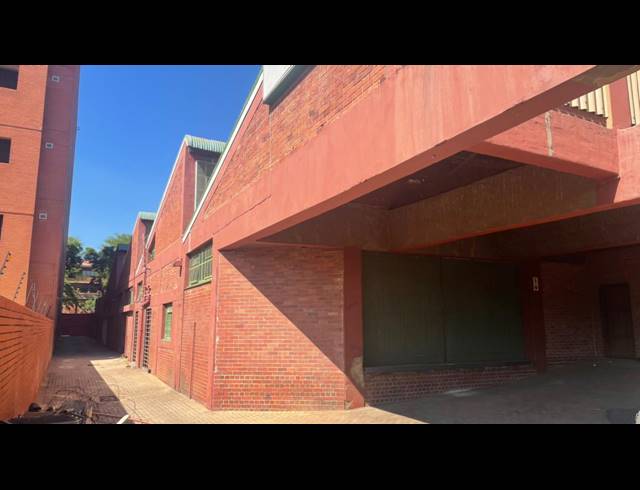 2,100M² WAREHOUSE TO LET IN PARAMOUNT ESTATE